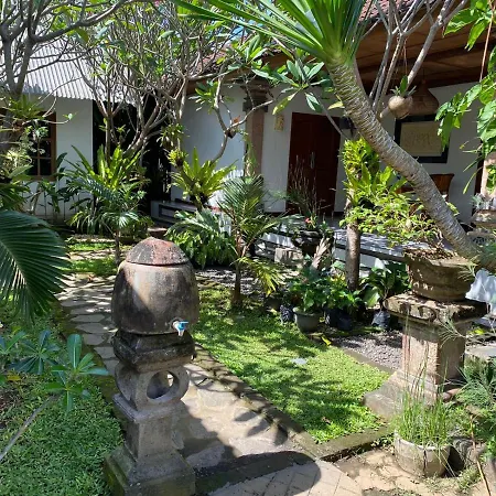 Serongga Guest House Lebih Exterior foto